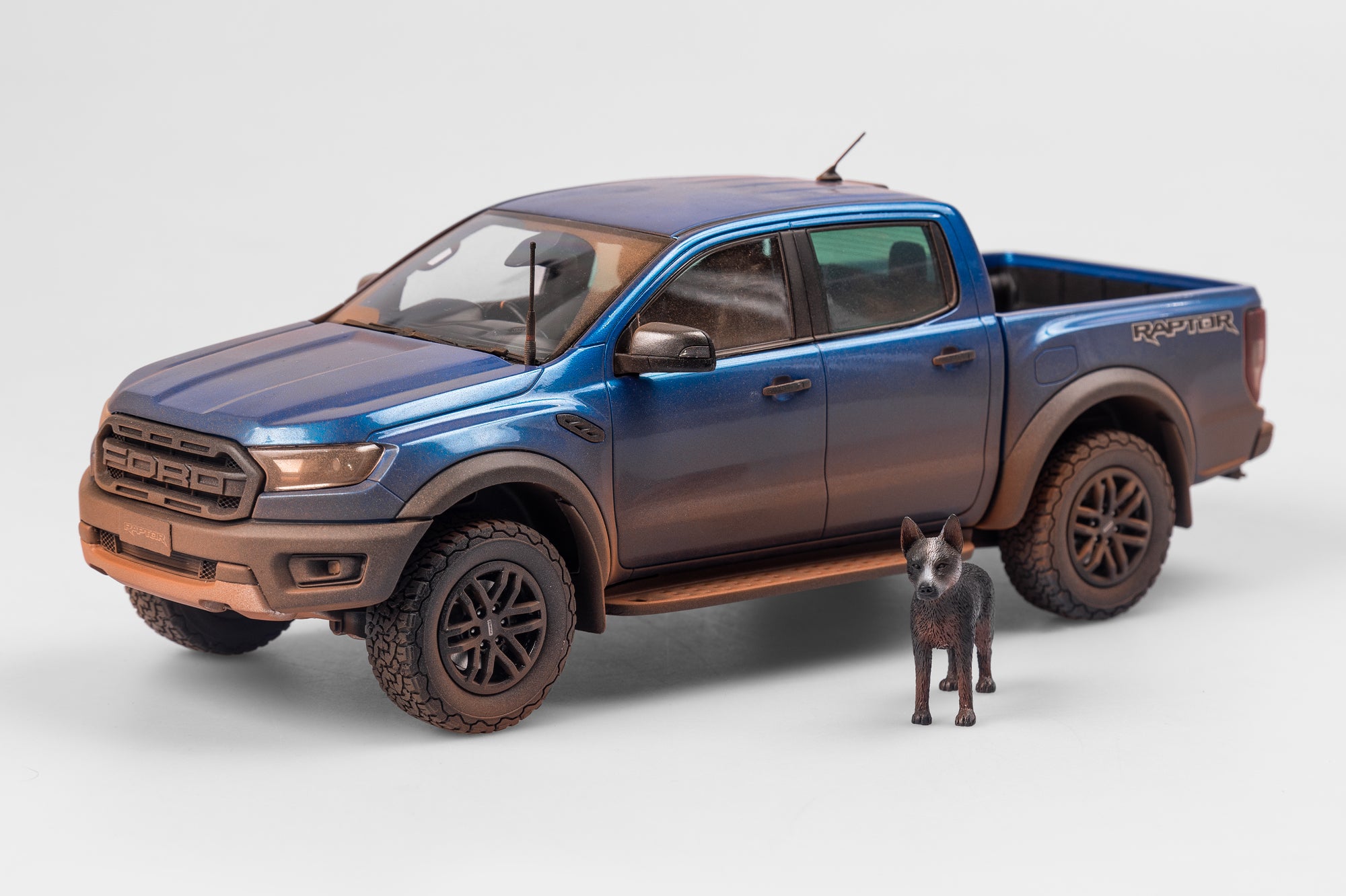 Modellautos Ford Ranger 1/18 MCG Raptor metallise grau/Décorer 2023 Modellautos Ford Ranger 1/18 MCG Raptor metallise grau/Décorer 2023